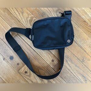 [lululemon] Black Crossbody Bag